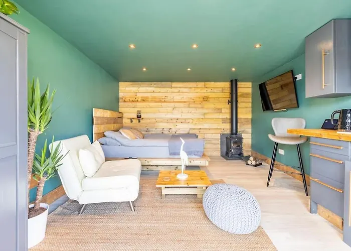 Self Contained Cabin, Firepit, Nr Mod Aztec, M5, M4