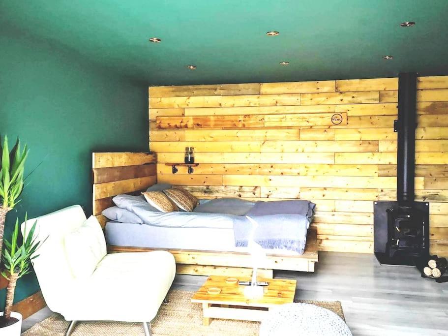 Self Contained Cabin, Firepit, Nr Mod Aztec, M5, M4 Apartment *