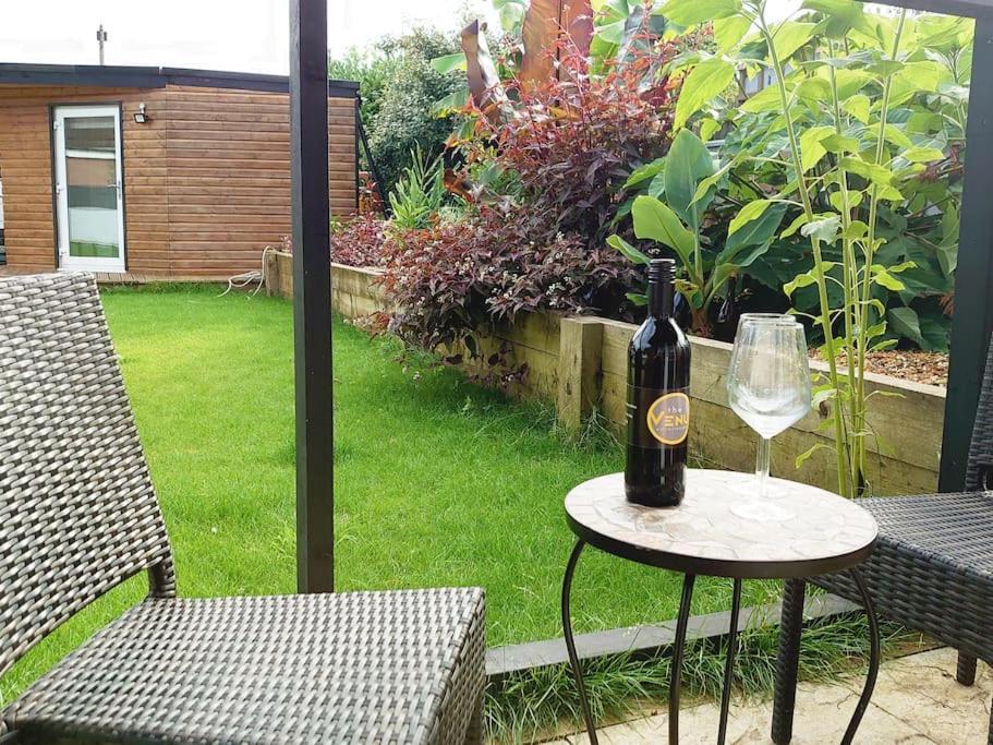 Self Contained Cabin, Firepit, Nr Mod Aztec, M5, M4 Apartment
