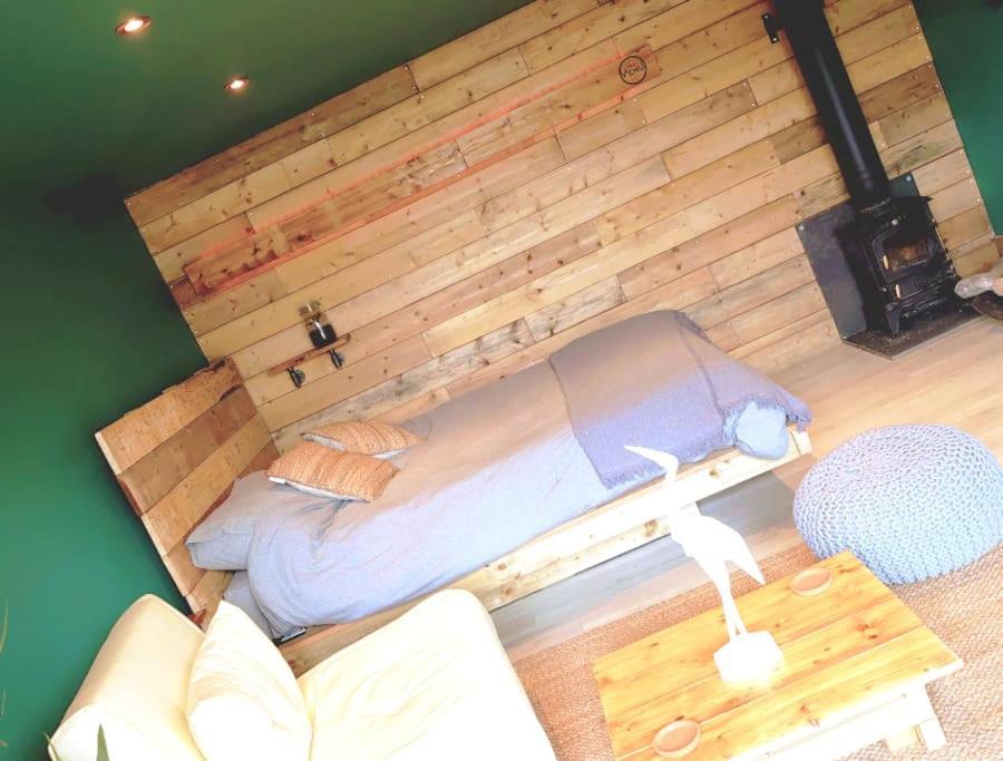 Self Contained Cabin, Firepit, Nr Mod Aztec, M5, M4 *