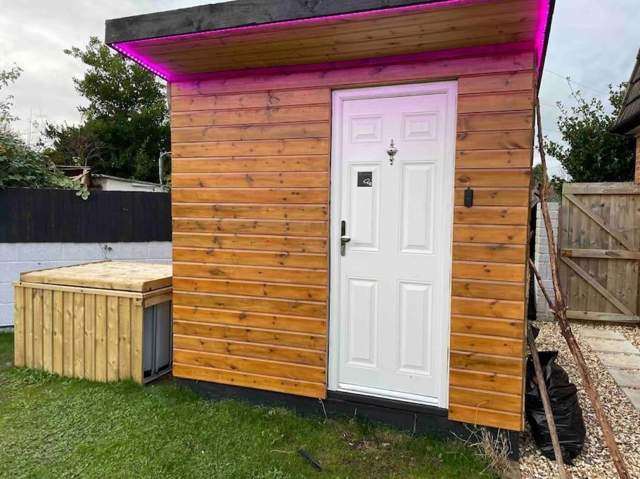 Self Contained Cabin, Firepit, Nr Mod Aztec, M5, M4 Apartment