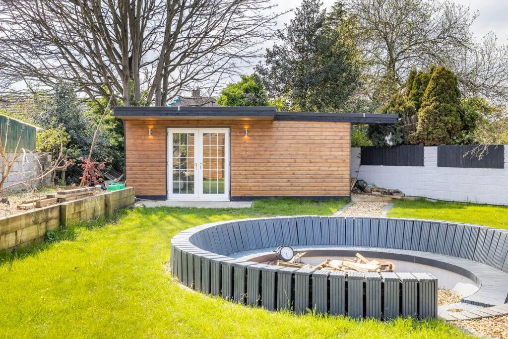 Self Contained Cabin, Firepit, Nr Mod Aztec, M5, M4 Apartment *