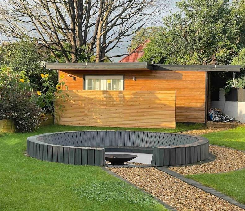 Self Contained Cabin, Firepit, Nr Mod Aztec, M5, M4 Apartment *