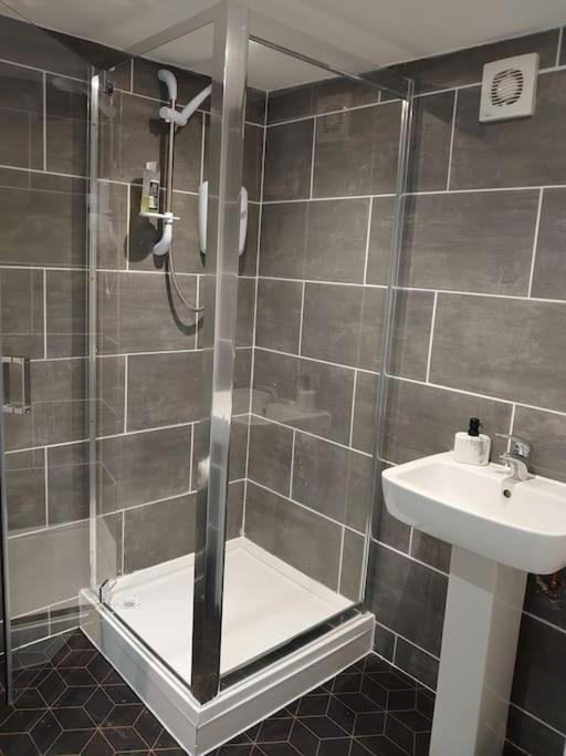 Self Contained Cabin, Firepit, Nr Mod Aztec, M5, M4