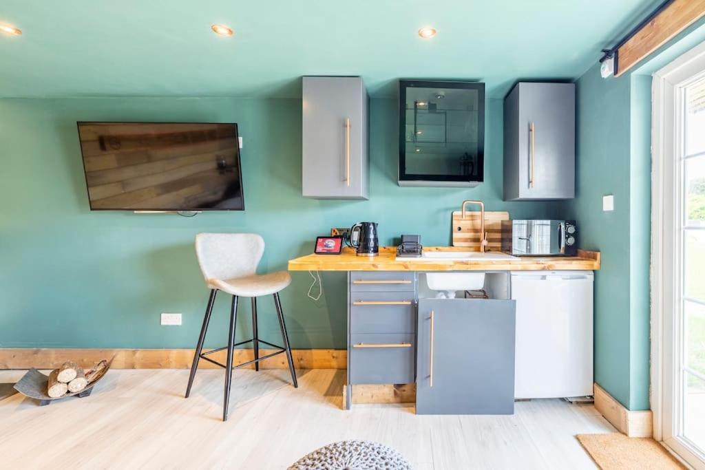 Apartment Self Contained Cabin, Firepit, Nr Mod Aztec, M5, M4 Bristol