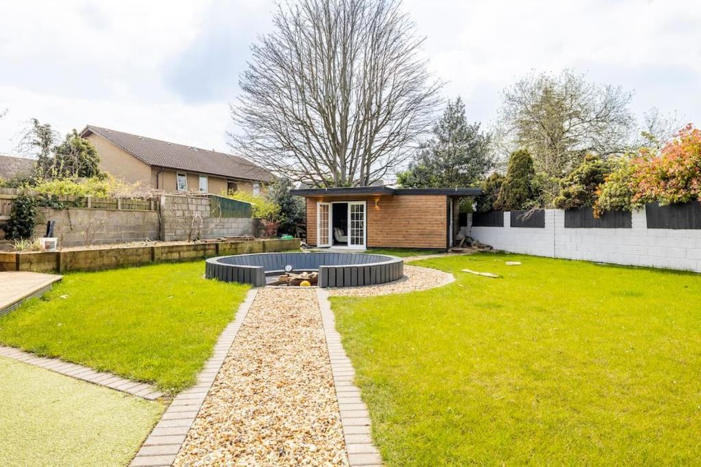 Self Contained Cabin, Firepit, Nr Mod Aztec, M5, M4